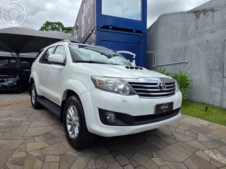 TOYOTA - HILUX SW4 3.0 SRV 4X4 7 LUGARES 16V TURBO INTERCOOLER DIESEL 4P AUTOMÁTICO - 2012/2012 - BRANCA - R$ 134.900,00