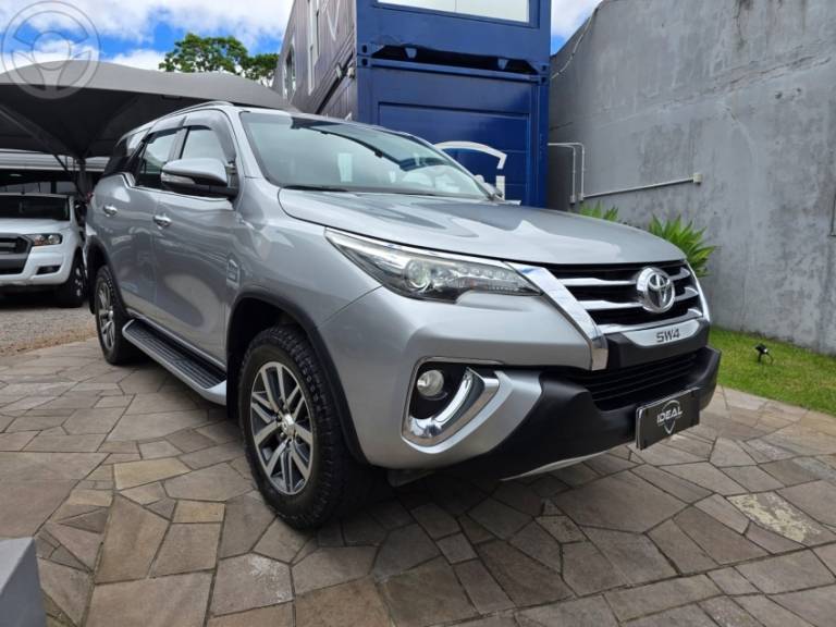 TOYOTA - HILUX SW4 2.8 SRX 4X4 16V TURBO INTERCOOLER DIESEL 4P AUTOMÁTICO - 2016/2016 - PRATA - R$ 199.000,00