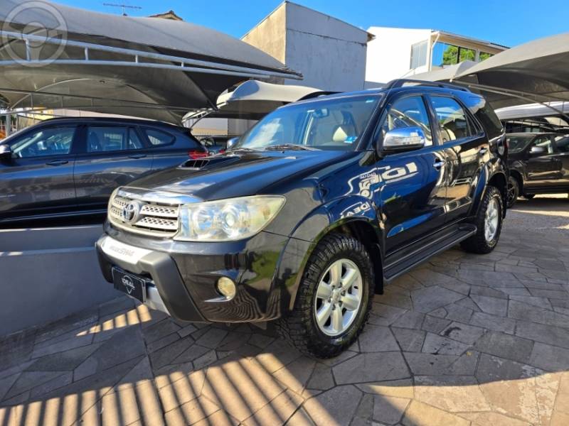 TOYOTA - HILUX SW4 3.0 SRV 4X4 7 LUGARES 16V TURBO INTERCOOLER DIESEL 4P AUTOMÁTICO - 2011/2011 - PRETA - R$ 119.900,00