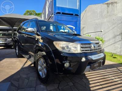 TOYOTA - HILUX SW4 3.0 SRV 4X4 7 LUGARES 16V TURBO INTERCOOLER DIESEL 4P AUTOMÁTICO - 2011/2011 - PRETA - R$ 119.900,00