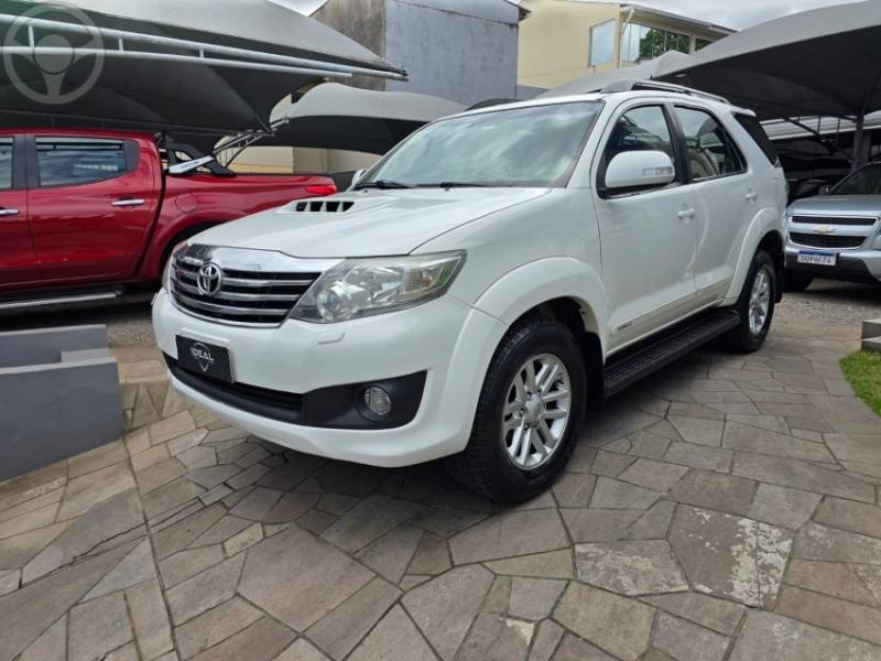 TOYOTA - HILUX SW4 3.0 SRV 4X4 7 LUGARES 16V TURBO INTERCOOLER DIESEL 4P AUTOMÁTICO - 2012/2012 - BRANCA - R$ 134.900,00